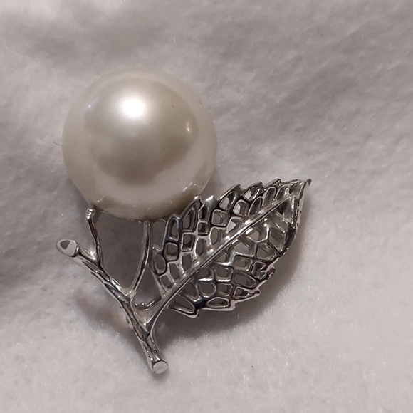 Sarah Coventry Jewelry - Sarah Coventry faux pearl flower brooch